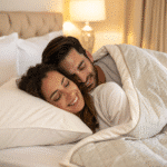 casal abraçado na cama mostrando muito harmonia e intimidade